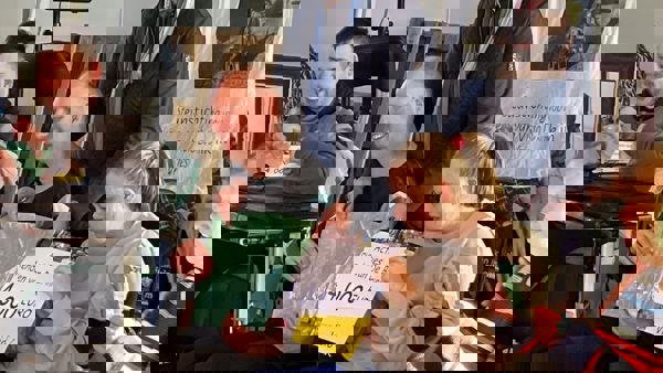 De cheque van 24000 euro wordt door de bewoners uit de envelop gehaald De cheque van 24000 euro wordt door de bewoners uit de envelop gehaald