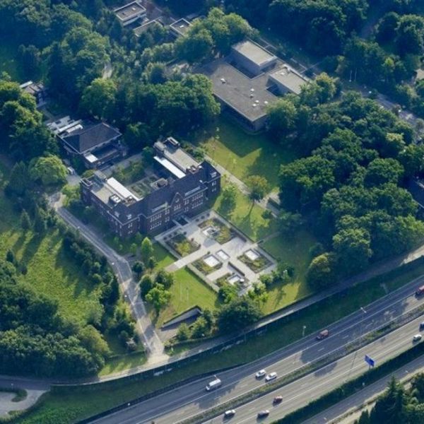 luchtfoto-bestuurs-en-bedrijfsbureau-huizen-koninklijke-visio.jpg luchtfoto-bestuurs-en-bedrijfsbureau-huizen-koninklijke-visio.jpg