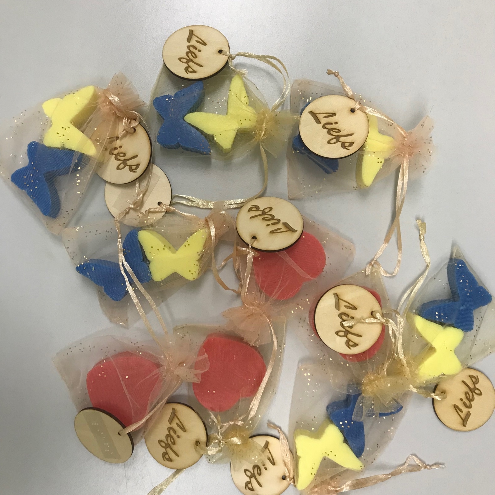 Gouden transparante cadeauzakjes met een geel en blauwe vlinderzeepje gemaakt door leerlingen bij Visit in Gassel 