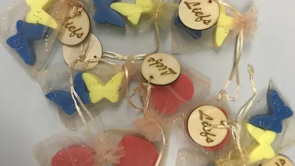 Gouden transparante cadeauzakjes met een geel en blauwe vlinderzeepje gemaakt door leerlingen bij Visit in Gassel Gouden transparante cadeauzakjes met een geel en blauwe vlinderzeepje gemaakt door leerlingen bij Visit in Gassel