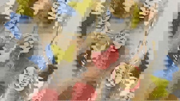 Gouden transparante cadeauzakjes met een geel en blauwe vlinderzeepje gemaakt door leerlingen bij Visit in Gassel Gouden transparante cadeauzakjes met een geel en blauwe vlinderzeepje gemaakt door leerlingen bij Visit in Gassel