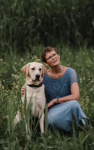 Heleen poseert samen met haar hond Heleen poseert samen met haar hond