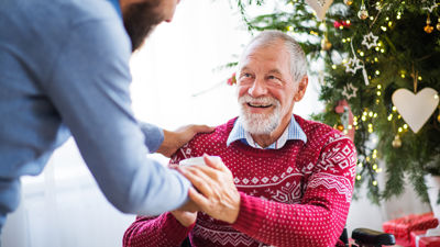 man-in-rolstoel-handen-schudden-stockbeeld.jpg man-in-rolstoel-handen-schudden-stockbeeld.jpg