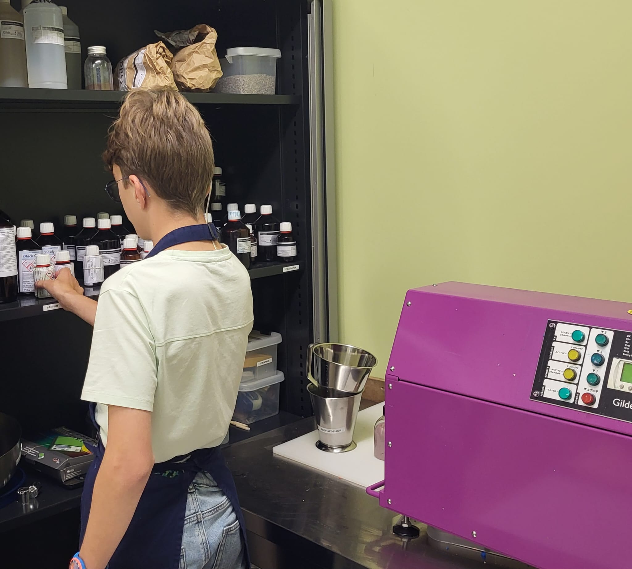 Leerling aan het werk in de zeepmakerij van huiskamercafé Visit in Gassel