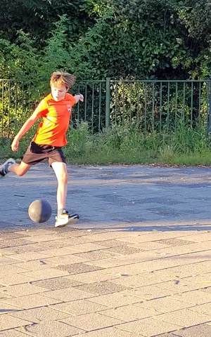 visio-fabian-11-jaar-kind-sport-samenspel-zelfvertrouwen-voetbal-tennis.jpg visio-fabian-11-jaar-kind-sport-samenspel-zelfvertrouwen-voetbal-tennis.jpg