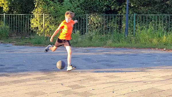visio-fabian-11-jaar-kind-sport-samenspel-zelfvertrouwen-voetbal-tennis.jpg visio-fabian-11-jaar-kind-sport-samenspel-zelfvertrouwen-voetbal-tennis.jpg