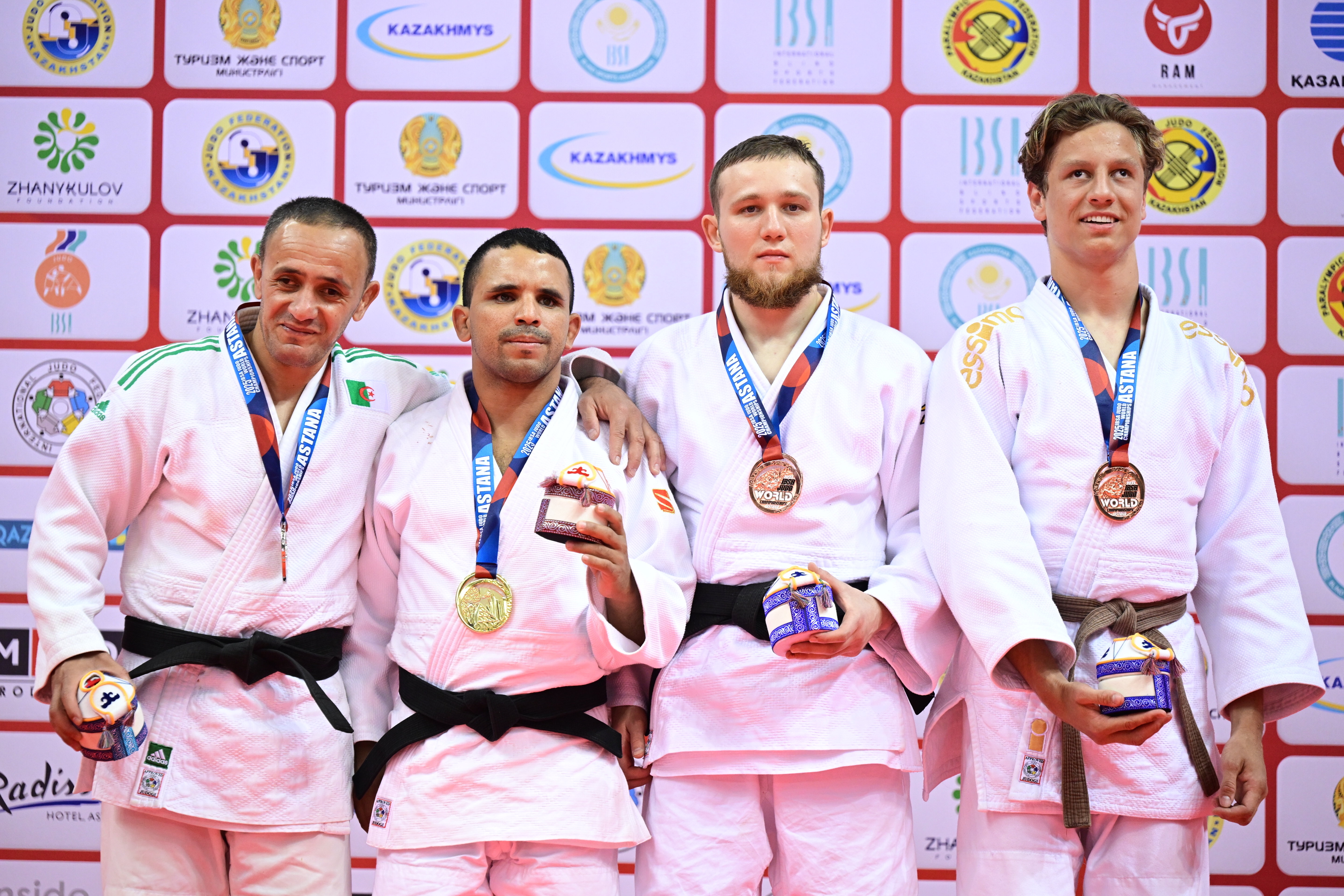 Judoka Seb Sloot poseert samen met andere medaillewinnaars tijdens het WK parajudo in Kazachstan, mei 2025