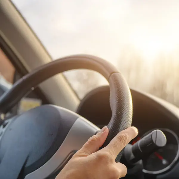 Handen aan een autostuur Handen aan een autostuur