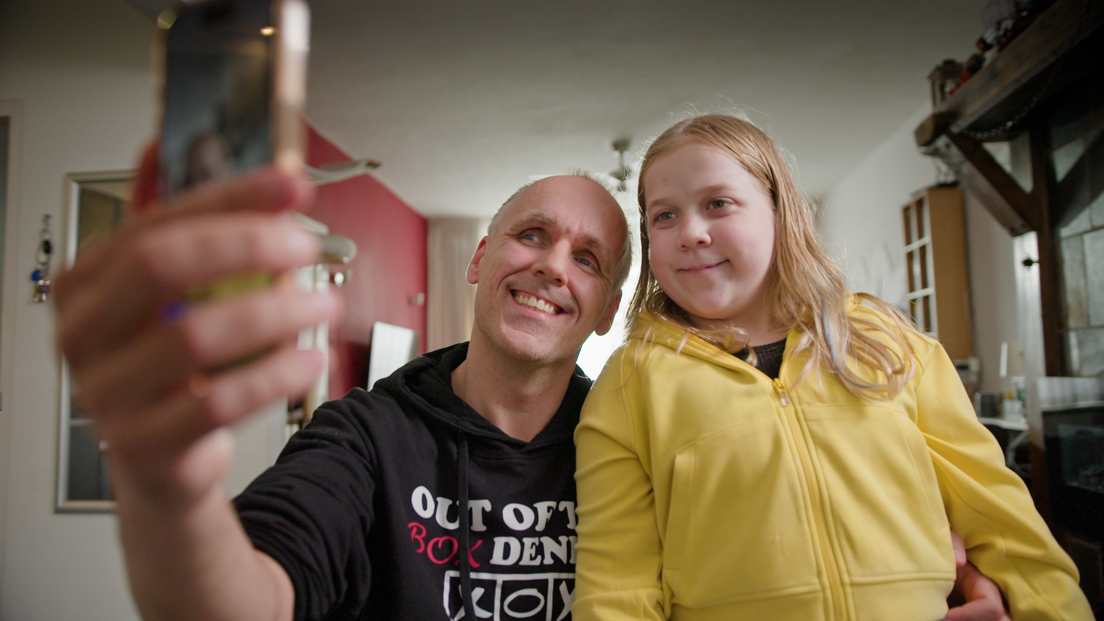 Stefan neemt een foto samen met zijn dochter. 