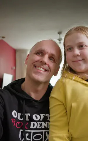 Stefan neemt een foto samen met zijn dochter. Stefan neemt een foto samen met zijn dochter.