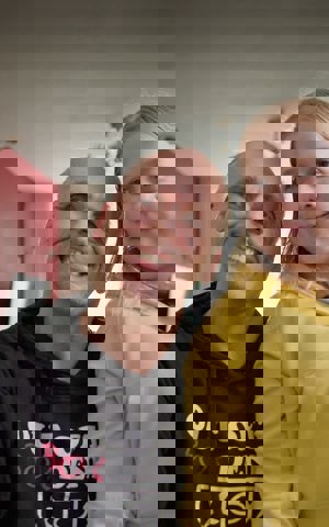 Stefan neemt een foto samen met zijn dochter. Stefan neemt een foto samen met zijn dochter.