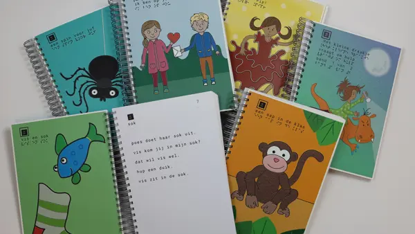 Verschillende opengeslagen samenleesboeken Verschillende opengeslagen samenleesboeken