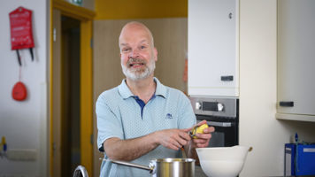 Cliënt schilt aardappels Cliënt schilt aardappels