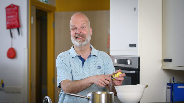 Cliënt schilt aardappels Cliënt schilt aardappels