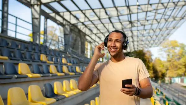 Blinde man op de tribune met koptelefoon op Blinde man op de tribune met koptelefoon op