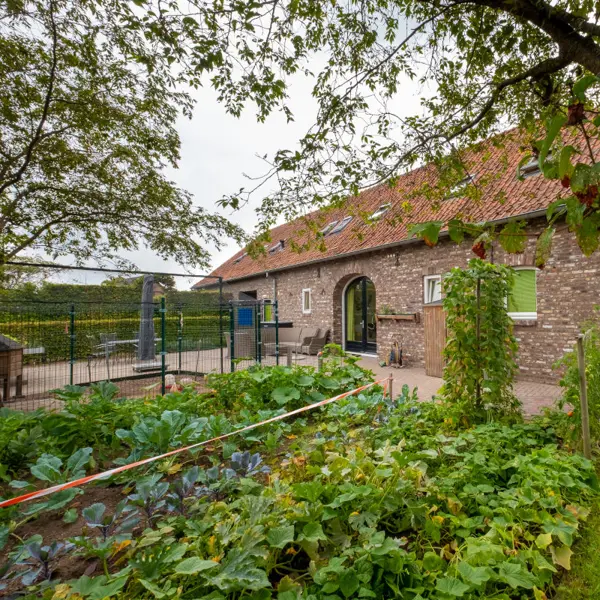 Gevel van de Hoeve omringd door groen bij Visio Wonen & Dagbesteding Stramproy Gevel van de Hoeve omringd door groen bij Visio Wonen & Dagbesteding Stramproy