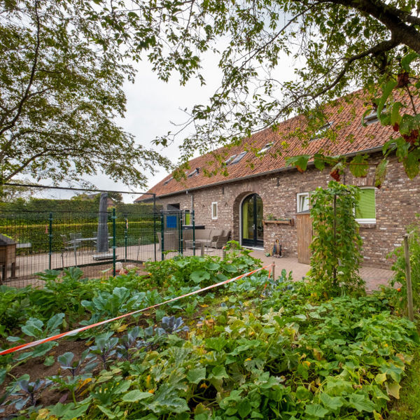 Gevel van de Hoeve omringd door groen bij Visio Wonen & Dagbesteding Stramproy Gevel van de Hoeve omringd door groen bij Visio Wonen & Dagbesteding Stramproy