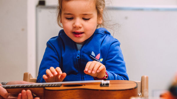 koninklijke_visio_amsterdam_kind_gitaar.jpg koninklijke_visio_amsterdam_kind_gitaar.jpg