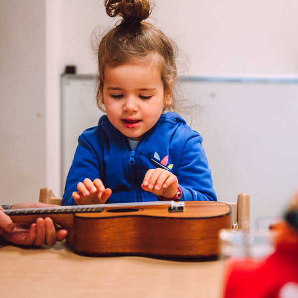 koninklijke_visio_amsterdam_kind_gitaar.jpg koninklijke_visio_amsterdam_kind_gitaar.jpg