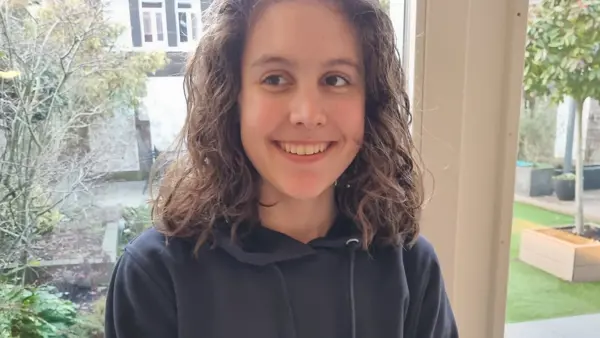 Emelie staat lachend op de foto in haar eigen huis Emelie staat lachend op de foto in haar eigen huis