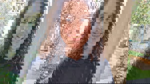 Emelie staat lachend op de foto in haar eigen huis Emelie staat lachend op de foto in haar eigen huis