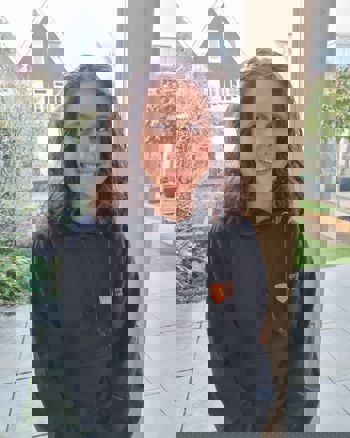 Emelie staat lachend op de foto in haar eigen huis Emelie staat lachend op de foto in haar eigen huis