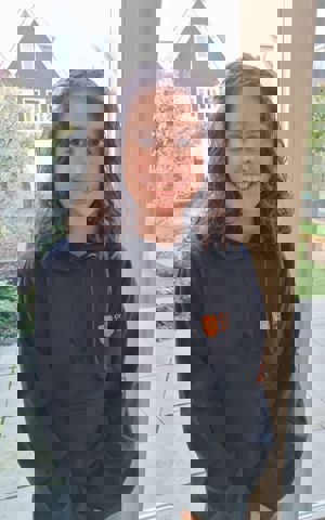 Emelie staat lachend op de foto in haar eigen huis Emelie staat lachend op de foto in haar eigen huis