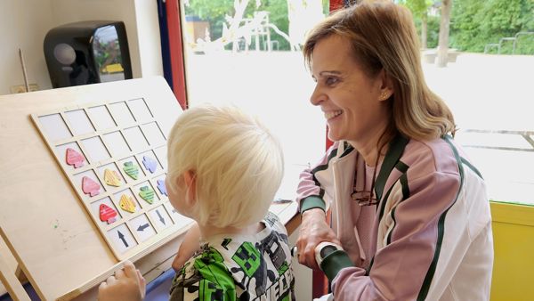 Kind met een visuele beperking krijgt ontwikkelingsbegeleiding Kind met een visuele beperking krijgt ontwikkelingsbegeleiding