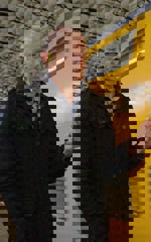 Fred loopt op station. Hij heeft oordopjes in, en heeft zijn telefoon in de hand. Fred loopt op station. Hij heeft oordopjes in, en heeft zijn telefoon in de hand.