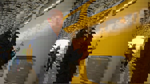 Fred loopt op station. Hij heeft oordopjes in, en heeft zijn telefoon in de hand. Fred loopt op station. Hij heeft oordopjes in, en heeft zijn telefoon in de hand.