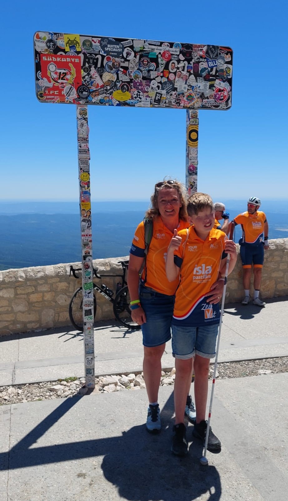 Visio leerling en moeder staan voor uitzichtpunt