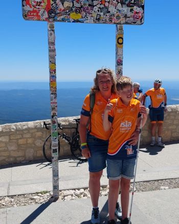 Visio leerling en moeder staan voor uitzichtpunt Visio leerling en moeder staan voor uitzichtpunt