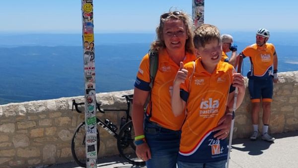 Visio leerling en moeder staan voor uitzichtpunt Visio leerling en moeder staan voor uitzichtpunt