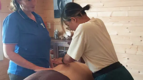 Nieuwe masseur wordt getraind.png Nieuwe masseur wordt getraind.png