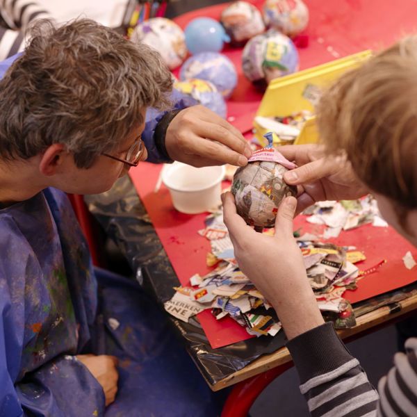 Twee cliënten werken samen met papier marché Twee cliënten werken samen met papier marché