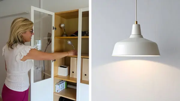 Ergotherapeut Vivianne Drijver pakt een bureaulamp uit een kast; of de afbeelding daarnaast zie je een witte plafondlamp die warm licht verspreidt. Ergotherapeut Vivianne Drijver pakt een bureaulamp uit een kast; of de afbeelding daarnaast zie je een witte plafondlamp die warm licht verspreidt.