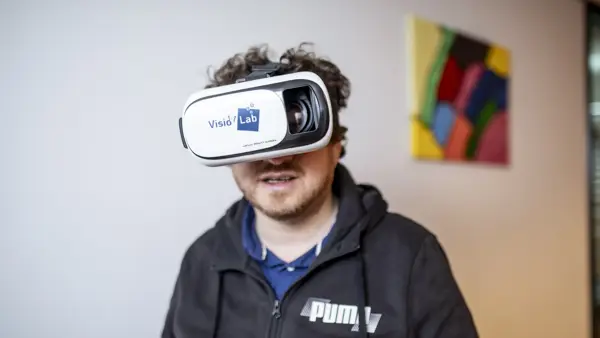 Een man draagt een VR bril met VisioLab erop. Een man draagt een VR bril met VisioLab erop.