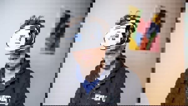 Een man draagt een VR bril met VisioLab erop. Een man draagt een VR bril met VisioLab erop.