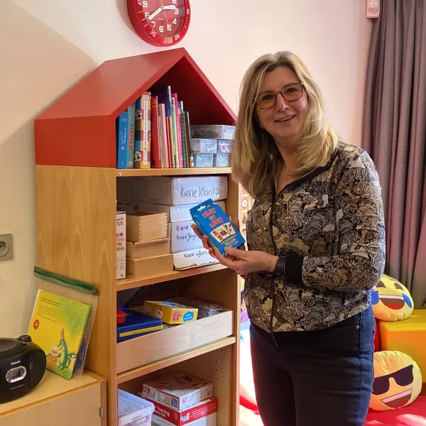 Gedragstherapeut Marjo Nouwen poseert in een klaslokaal bij een kast met speelgoed Gedragstherapeut Marjo Nouwen poseert in een klaslokaal bij een kast met speelgoed
