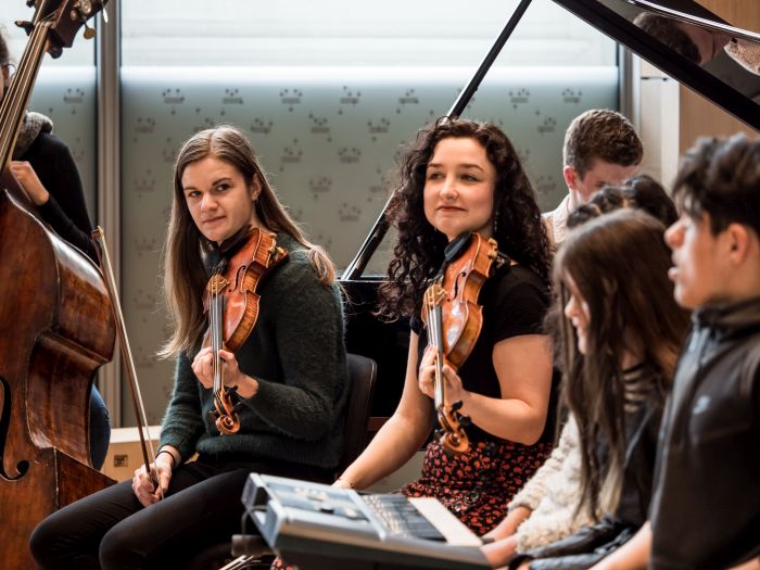 Academiste Coraline Groen zoekt oogcontact tijdens het concert-credits-Renske Vrolijk Academiste Coraline Groen zoekt oogcontact tijdens het concert-credits-Renske Vrolijk