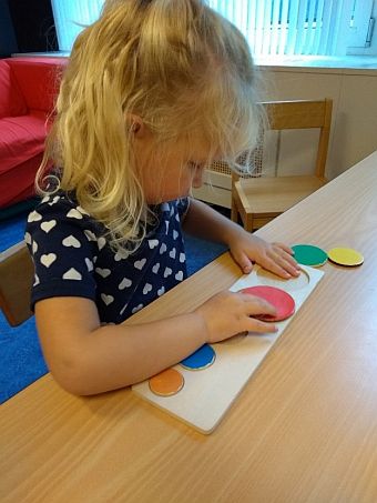 Peuter geconcentreerd aan het werk Peuter geconcentreerd aan het werk