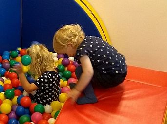 Evy en Ottie spelen Evy en Ottie spelen