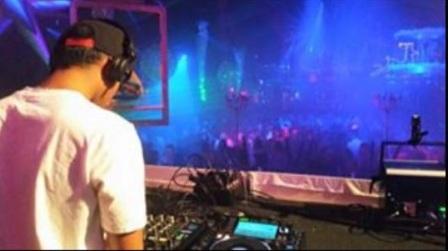 DJ Kumar aan het draaien op een evenement DJ Kumar aan het draaien op een evenement