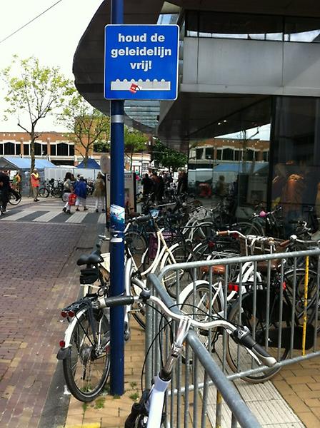 Help geleidelijnen vrij te houden van obstakels Help geleidelijnen vrij te houden van obstakels