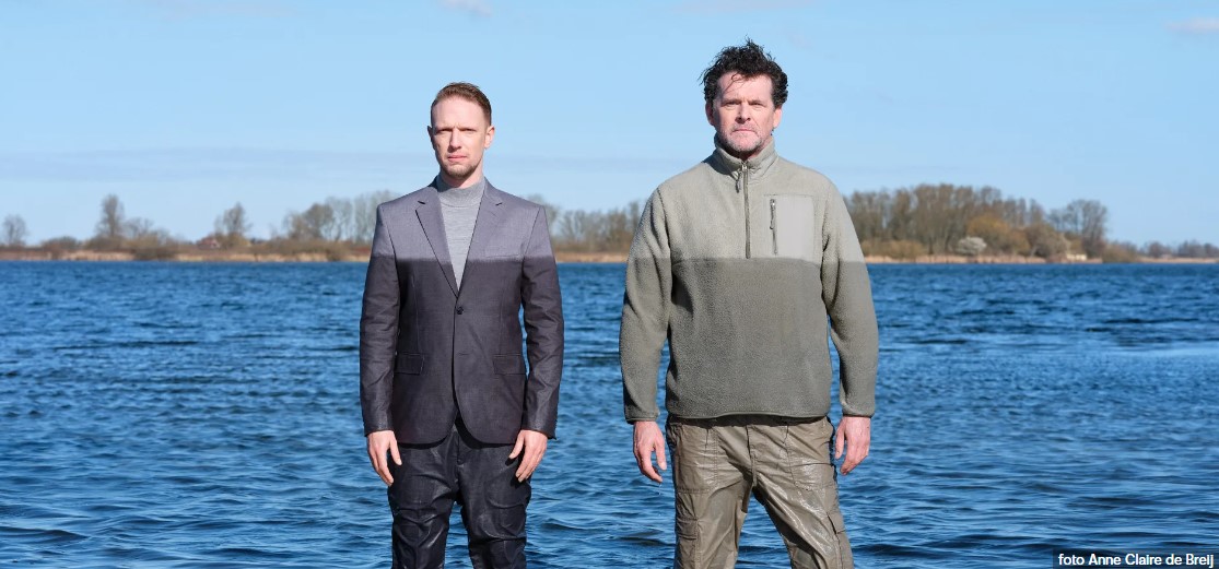 De twee heren van de voorstelling Laagland staan in een landschap met water