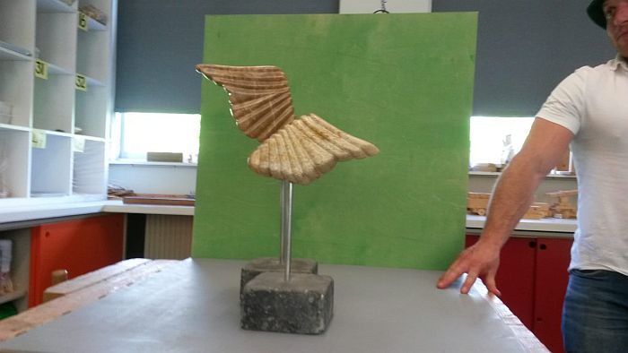 Menno bij zijn kunstwerk Menno bij zijn kunstwerk