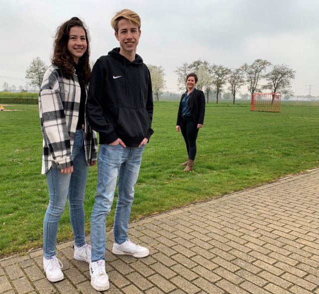 Robbie en Lisa, met op 1,5 meter afstand AOB-er Yvette en een nieuw doel in de nabije verte om samen op te schieten Robbie en Lisa, met op 1,5 meter afstand AOB-er Yvette en een nieuw doel in de nabije verte om samen op te schieten