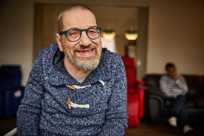 Frits, een van de cliënten, met zijn nieuwe bril Frits, een van de cliënten, met zijn nieuwe bril