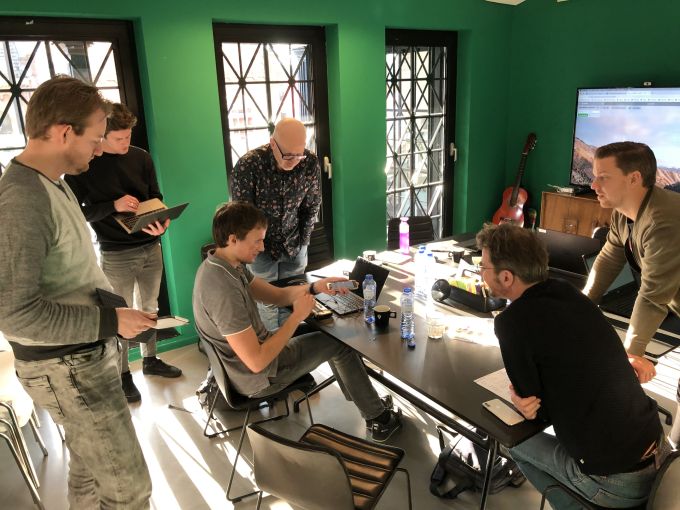 Jesse test de app Sensemath op verschillende devices. De appbouwers kijken mee Jesse test de app Sensemath op verschillende devices. De appbouwers kijken mee