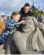 Voelen aan zandsculpturen